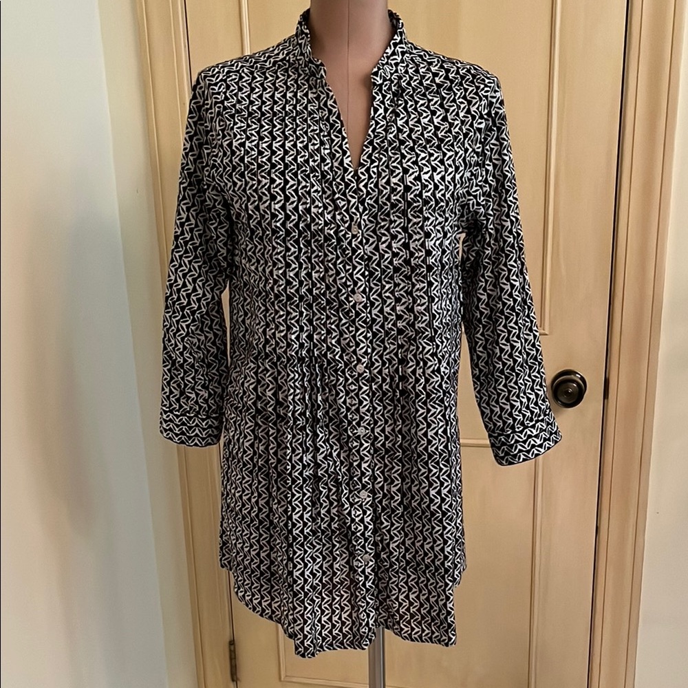 ROCK FLOWER PAPER Beach Casual 100% Cotton B/W Geo Print Pleated Button Top SZ M